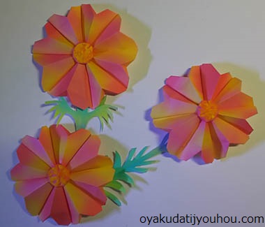 簡単 折り紙で立体なコスモスの折り方 葉っぱの作り方 切り方も お役立ちインフォ